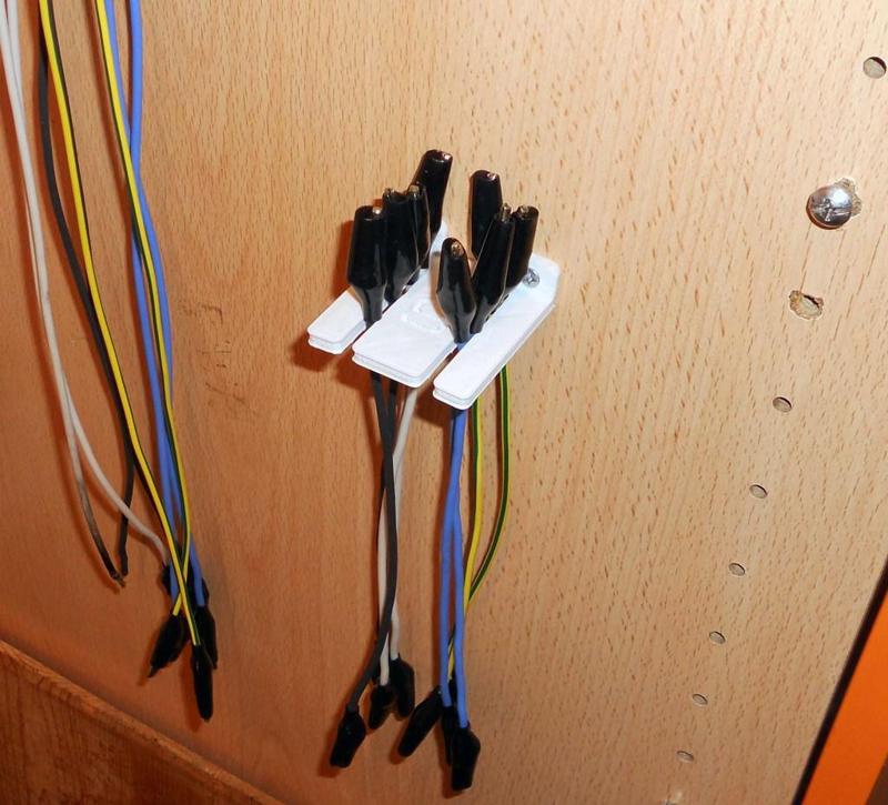 Crocodile clips support