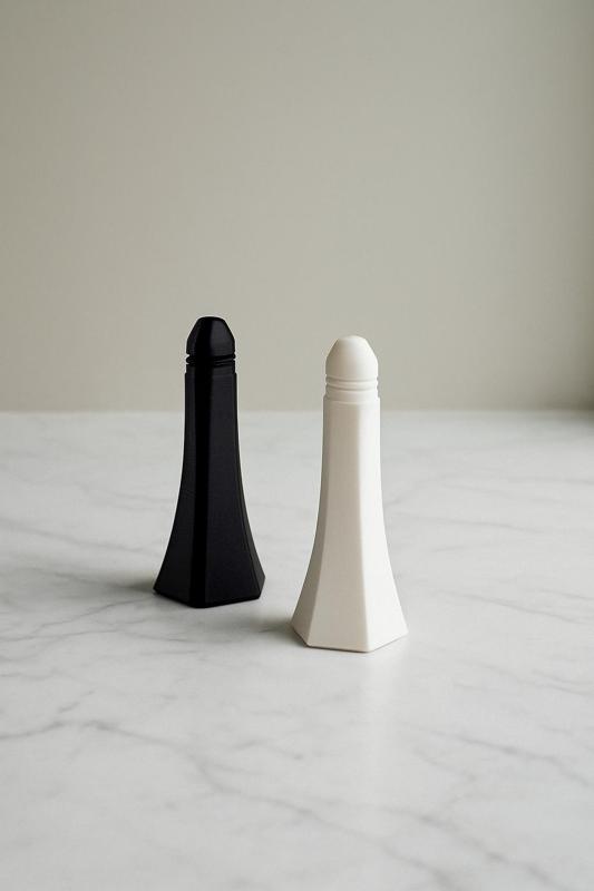 Set of salt and pepper shakers with screw-on lids