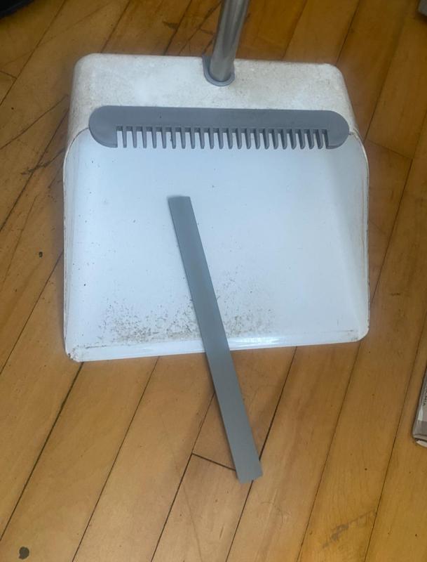 dustpan sealing edge