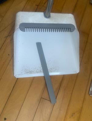 dustpan sealing edge