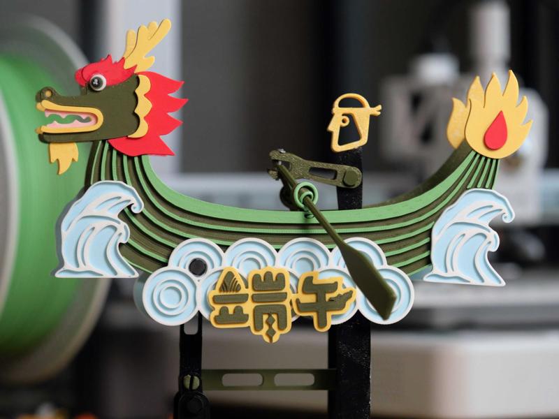 Dragon boat race, with a hull made of zongzi leaves, can be moved