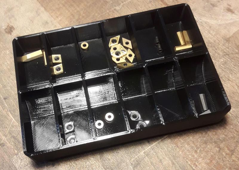 Gridfinity 2x3 12 compartments tray with removal aid ramp for indexable inserts or small parts