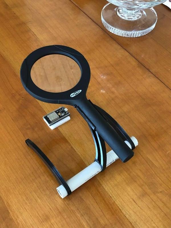 Magnifying glass stand