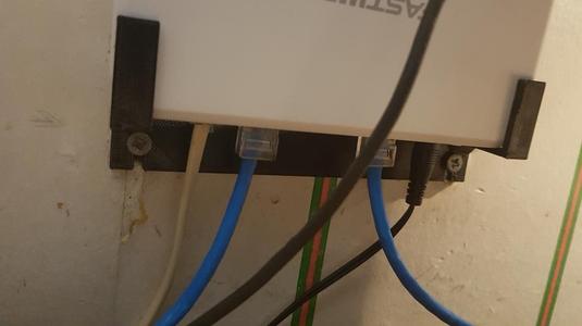 Staffa per Router e Modem Fastweb