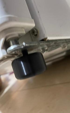 Adjustable foot for refrigerator