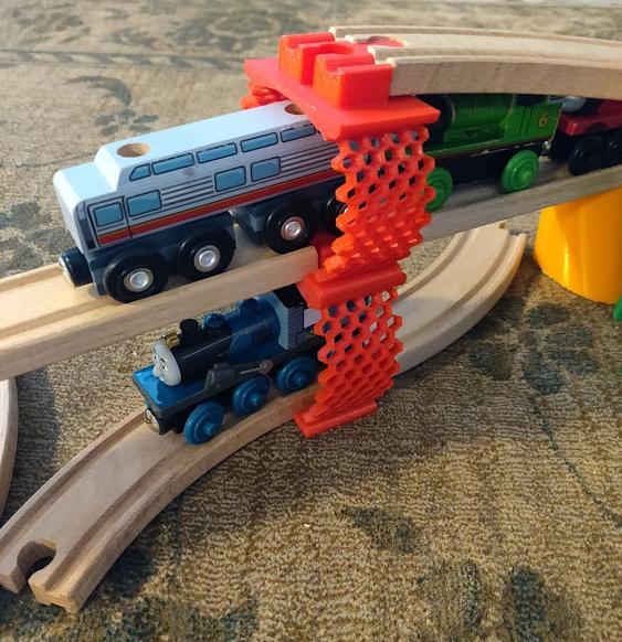 Honeycomb stackable Brio track riser