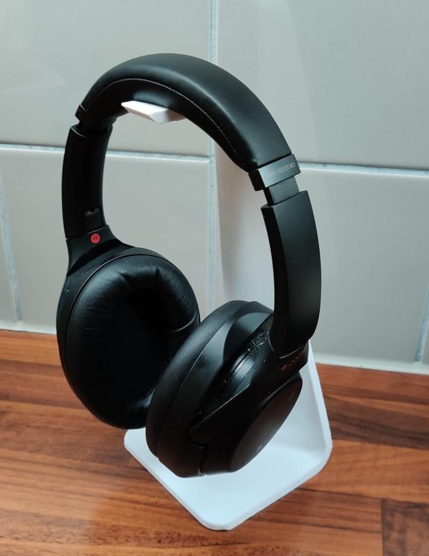 Simple headphone stand
