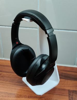 Simple headphone stand