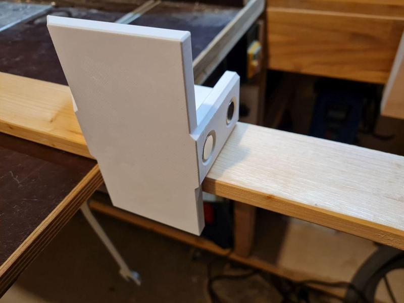 The perfect traditional saw guide for 45 and 90 degree angles magnetic