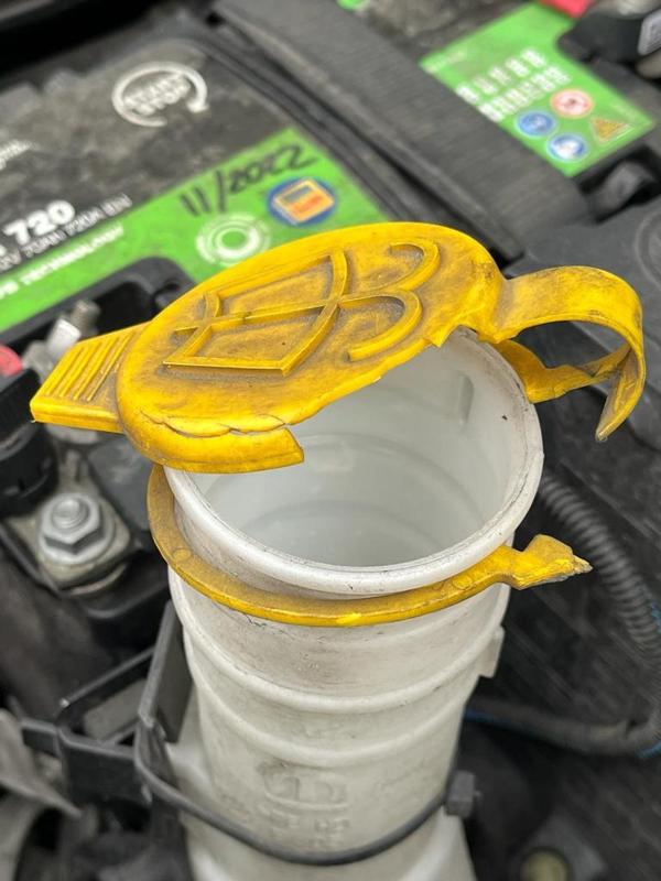 Jeep Renegade (BU) windshield washer fluid cap