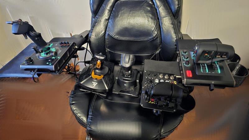 HOTAS/JOYSTICK CHAIR MOUNT w/ Opt. Cup Holders (Virpil Mongoose CM3, VKB Gladiator, Thrustmaster T.16000m, Turtle Beach Flight Deck)