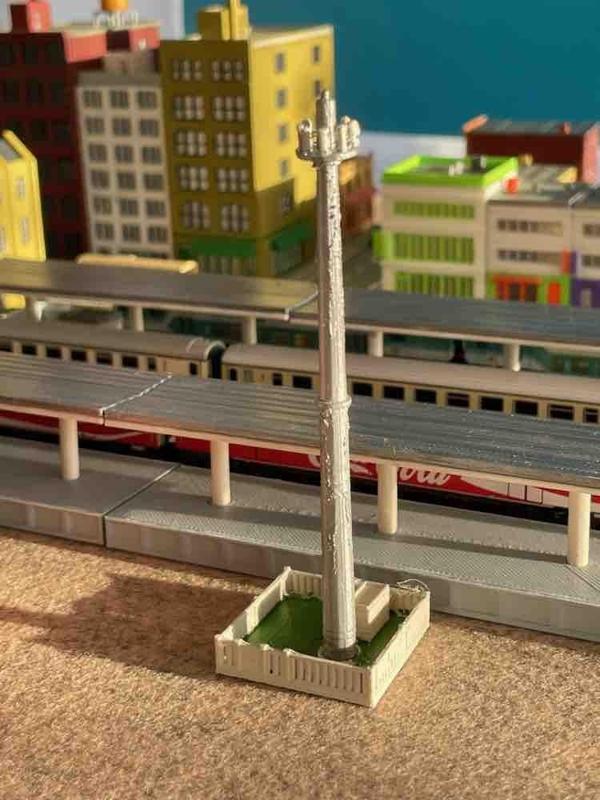 Cell tower (z-scale)