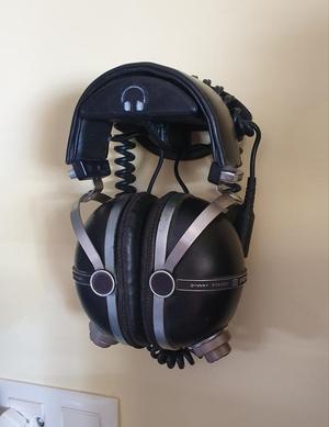 Headphones wall hanger