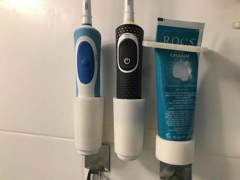 2 Electric Oral-B + Tube Holder