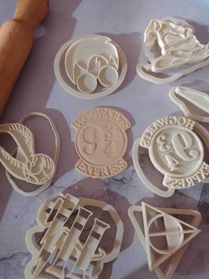 HARRY POTTER COOKIE//CLAY CUTTER "HARRY POTTER" TRAIN STATION 9 3/4 HOGWARTS DESTINATION