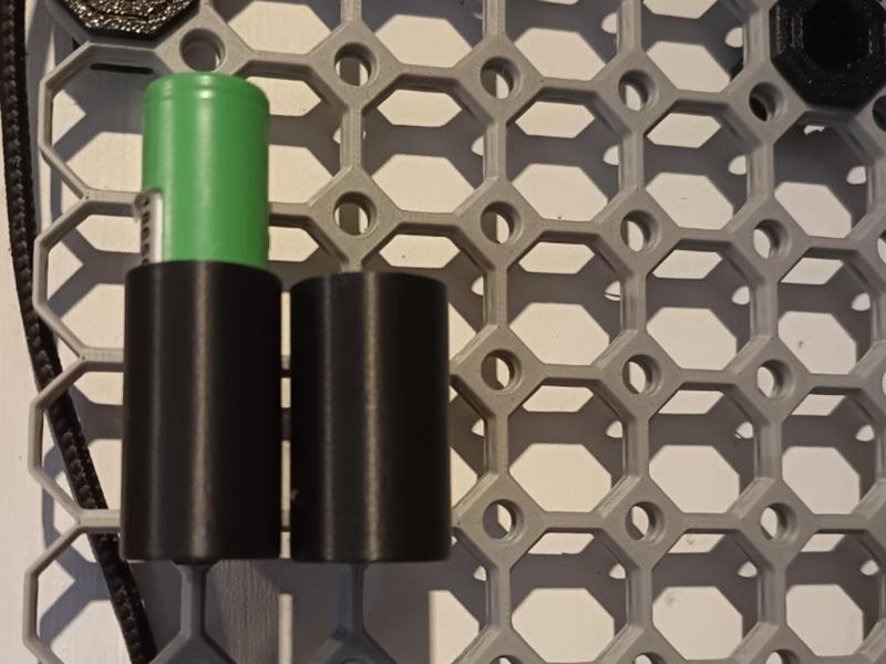 Multiboard compatible single 18650 battery holder