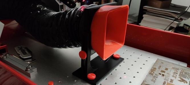 Height adjustable fiber laser fume extractor nozzle