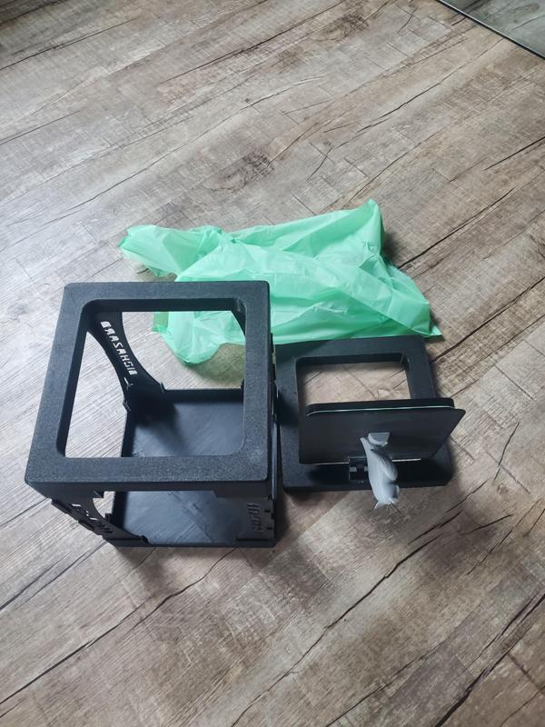 Organic waste garbage can keeps organic bags dry