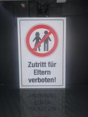 Lustiges Schild: Zutritt für Eltern verboten