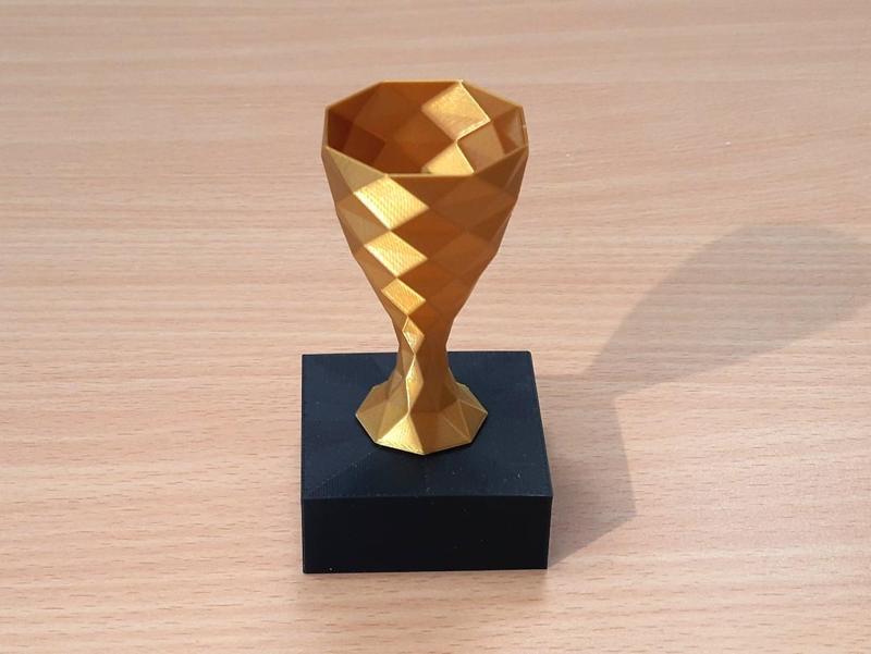 minimalistic small trophy (vase mode)