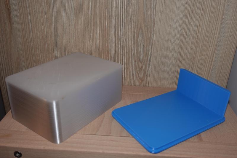 Butter dish with anti-slip wall