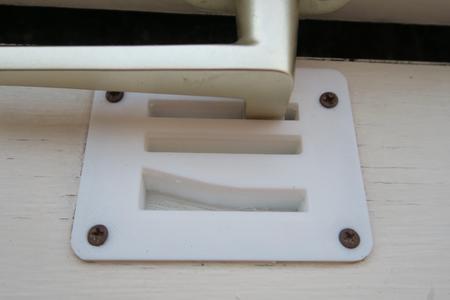 Piece for closing window