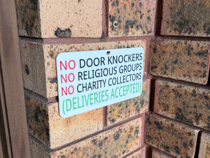 NO DOOR KNOCKERS SIGN