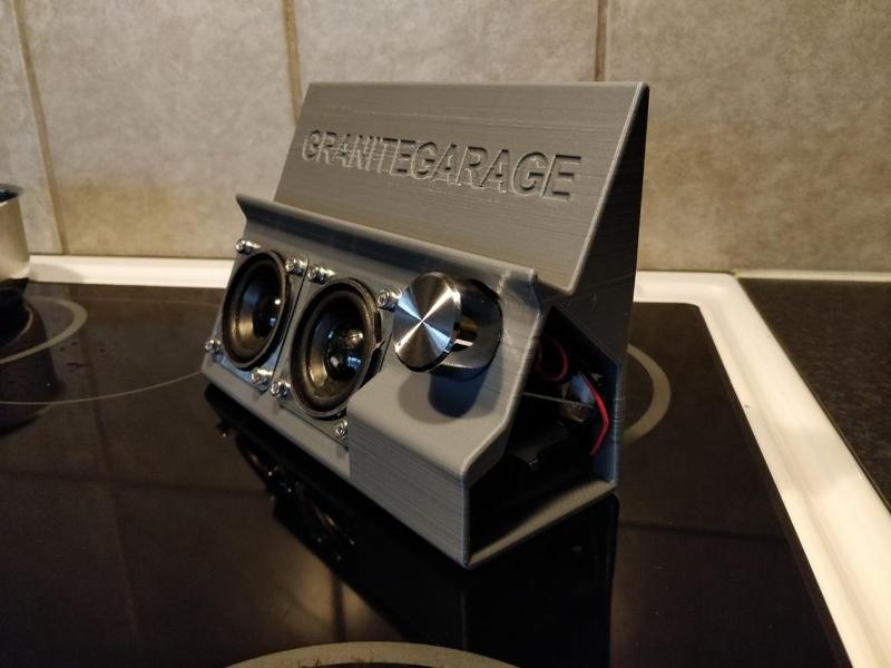 Clas Ohlson högtalare med plats för telefonen