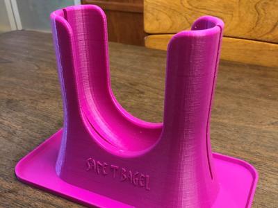 Bagel slicer with crumb tray