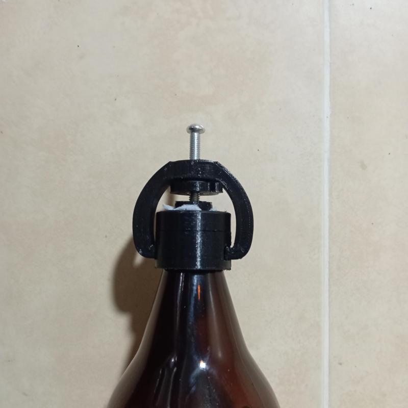 Mechanical cap for beer bottles