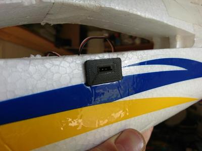 Female servo connector