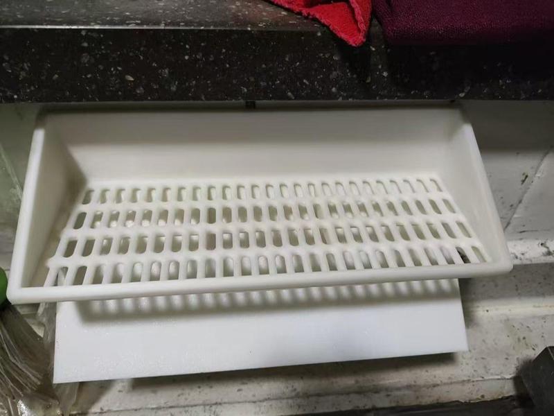 Kitchen drain rack with built-in drainage function, for placing cleaning supplies