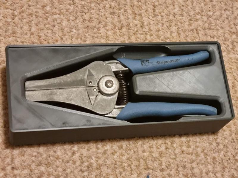 Gridfinity holder for Ideal Stripmaster wire stripper