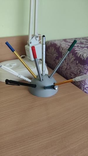 Freestyle pen holder