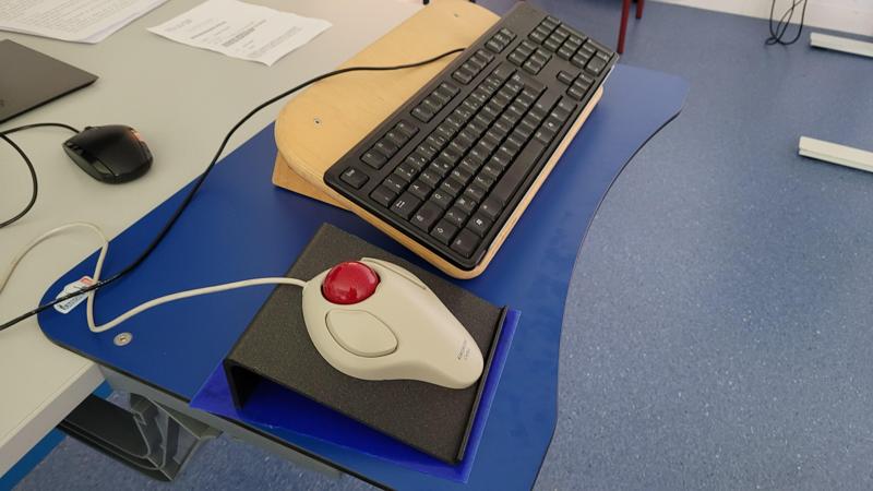 Support incliné pour trackball