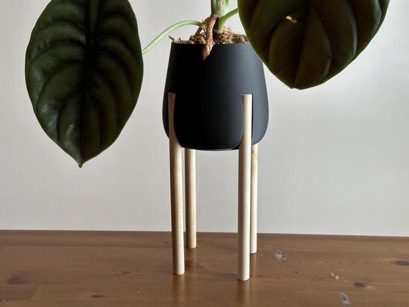 Bulbous Pot with 3/4" Legs