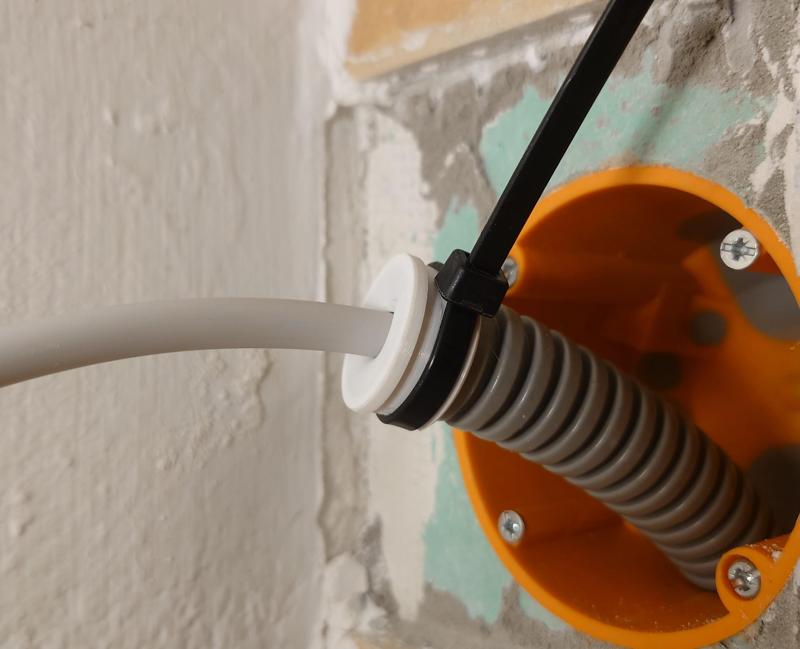 Lid fitting for flexible corrugated ISO pipe (EN20, EN25, EN40)