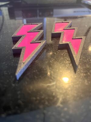 Lightning earrings with accentuated edge