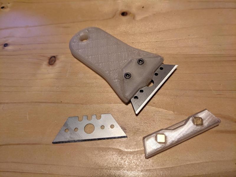 Utility blade scraper with blade guard - blades with three notches