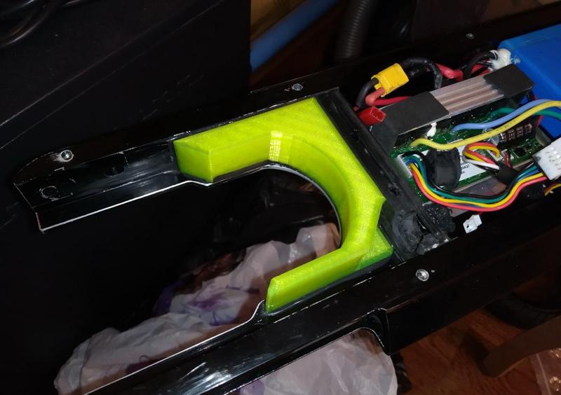 Spacer for the deck of the Yamato PES 0810 electric scooter