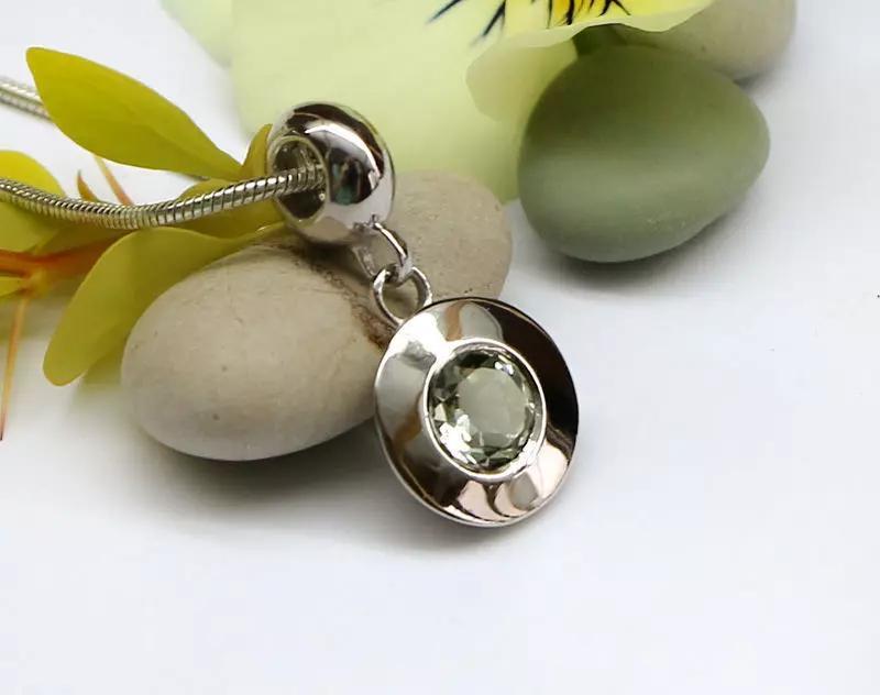 Round minimalistic pendant necklace model