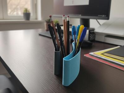 Parenthesis-Shaped Pen Holder
