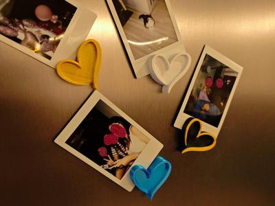 Magnetic heart picture holder