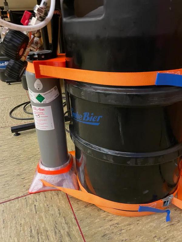 Stand and Mount for CO2 cylinder to beer keg   