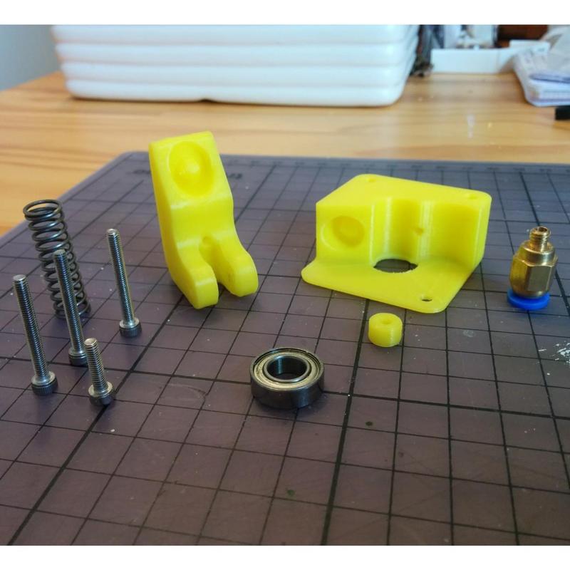 Extruder with MK8 drive gear and 688 bearing for dagoma discovery200