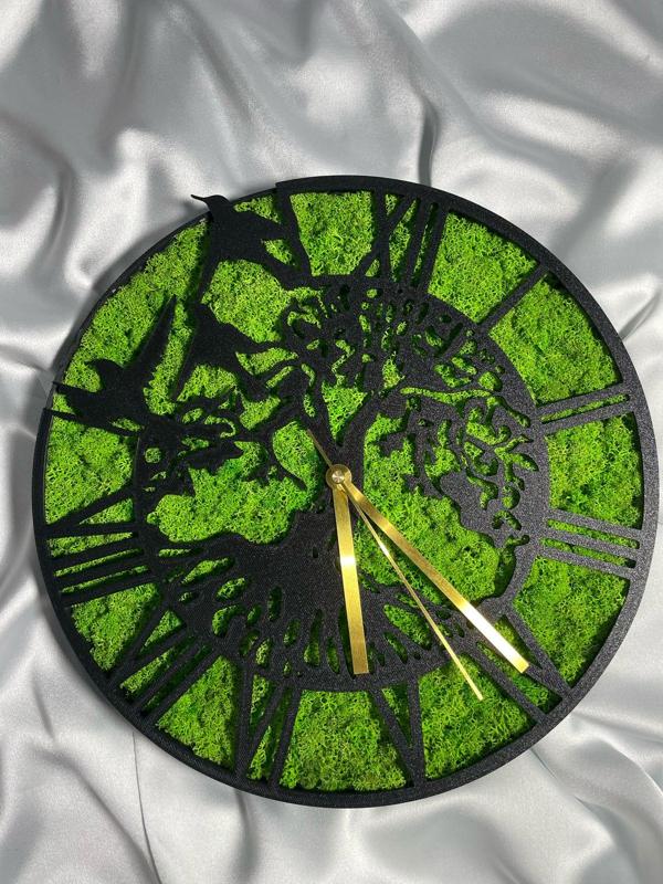wall-mounted watch with stabilized moss