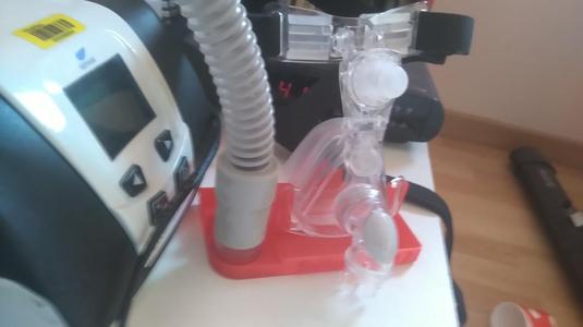 Bloc support masque Respireo primo N et bouchon pour tuyau.