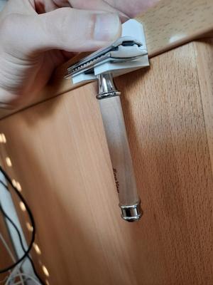 wallmount safty razor