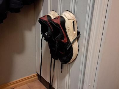 Shoe rack wall-mounted