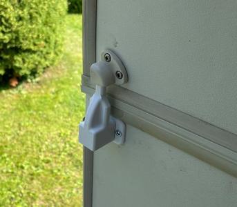Caravan door latch for split doors